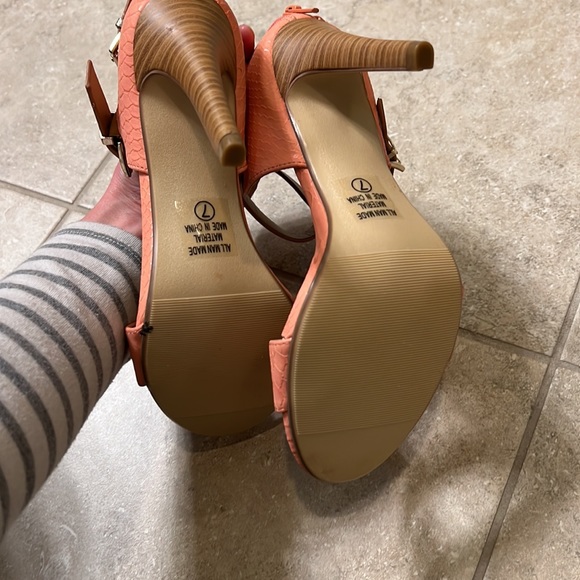 Peach and tan heels - Picture 4 of 5